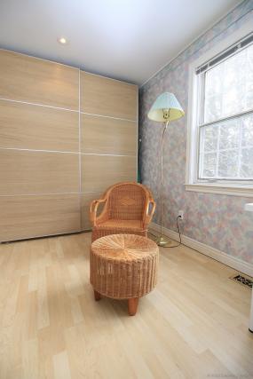 Property listing for 28 Lloyminn Ave., Ancaster, ON