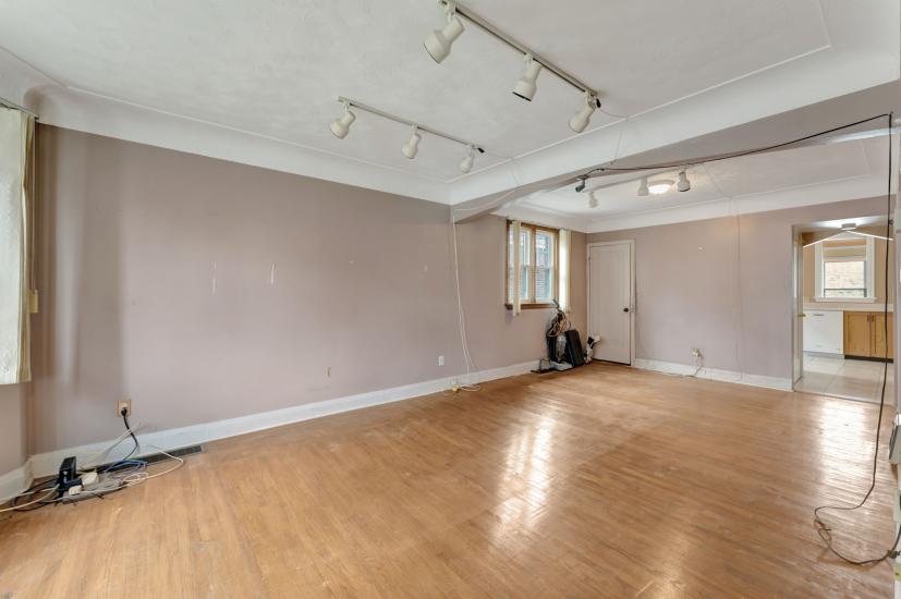 Property listing for 4 Park Row S., Hamilton, ON