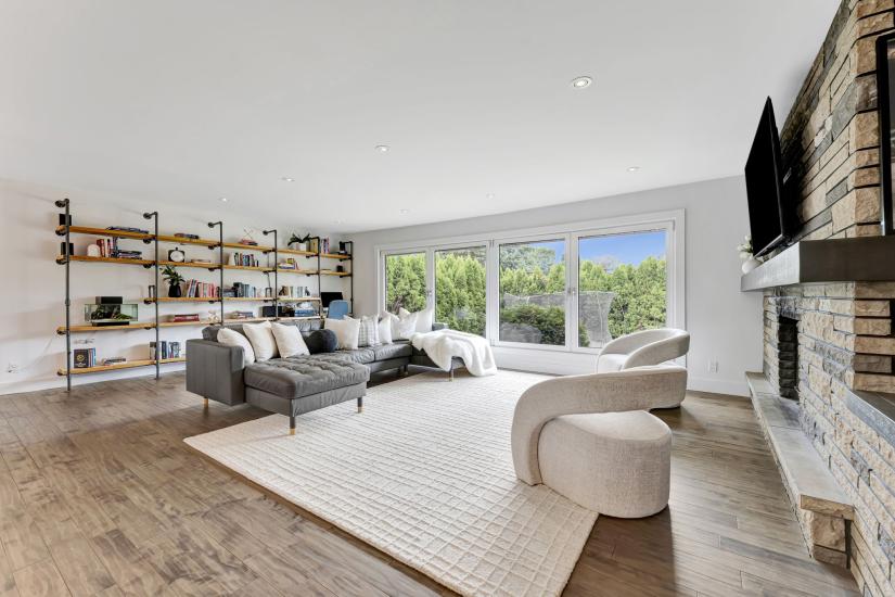 Property listing for 672 Hiawatha Blvd., Ancaster, ON