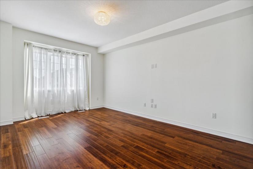 Property listing for 209 Westbank Trail, Hamilton, ON