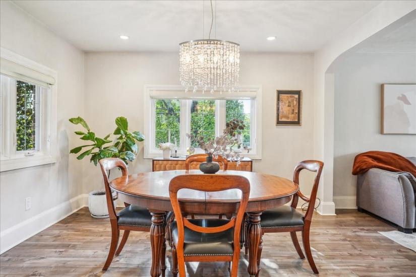 Property listing for 16 Paradise Rd. N., Hamilton, ON