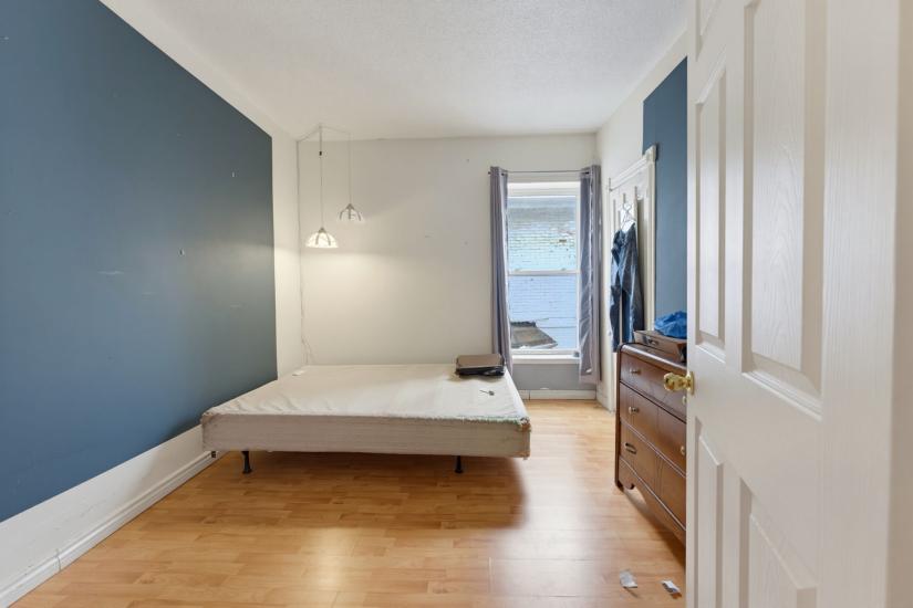 Property listing for 113 Wentworth St. S., Hamilton, ON