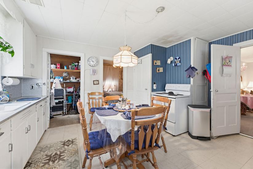 Property listing for 111 Sydenham St., Dundas, ON