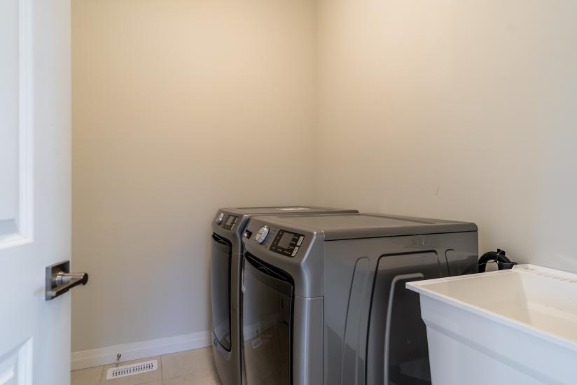 Property listing for 2 Dennis Drive, Smithville, Ontario