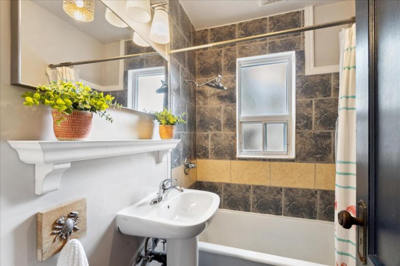 Property listing for 133 Longwood Rd. N., Hamilton, ON