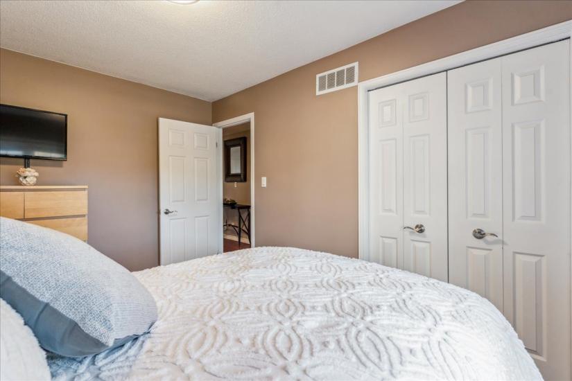 Property listing for 75 Claudette Gate, Hamilton, ON