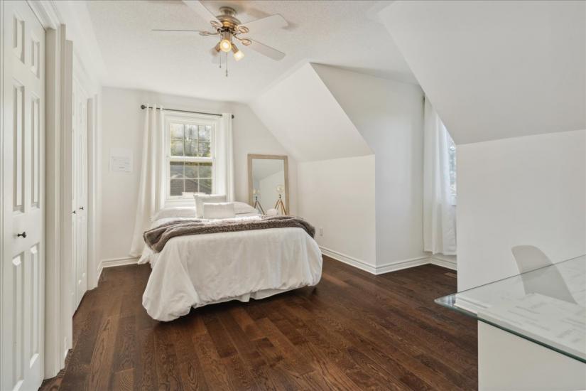 Property listing for 34 Gladiola Dr., Carlisle, ON