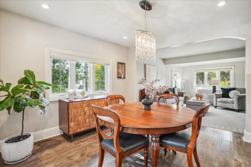 Property listing for 16 Paradise Rd. N., Hamilton, ON