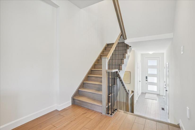 Property listing for 81 Bensley Lane, Hamilton, ON