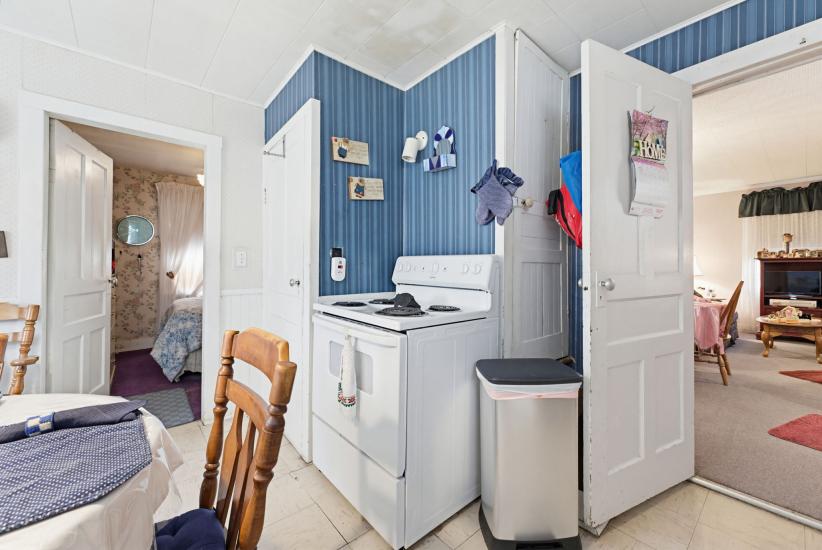 Property listing for 111 Sydenham St., Dundas, ON