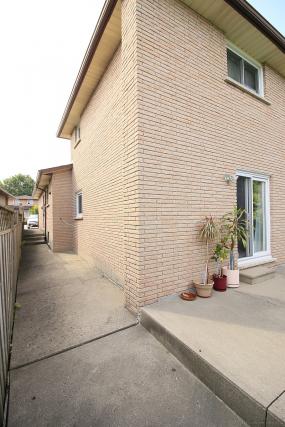 Property listing for 182 Solomon Cres., Hamilton, ON