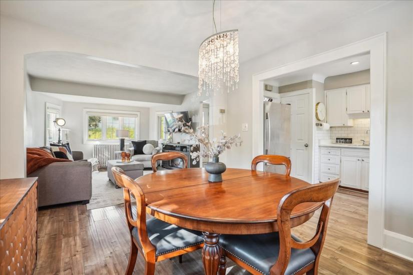 Property listing for 16 Paradise Rd. N., Hamilton, ON