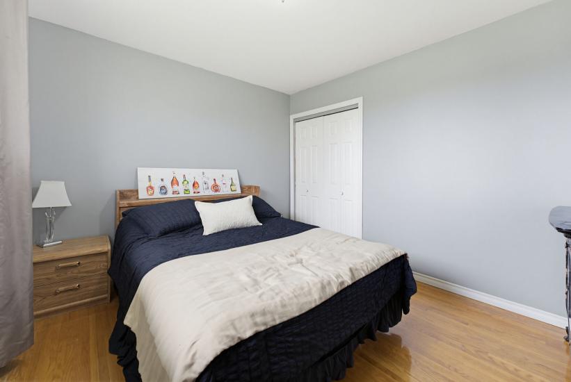 Property listing for 516 Mud St. E., Stoney Creek, ON