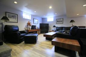 Property listing for 28 Lloyminn Ave., Ancaster, ON