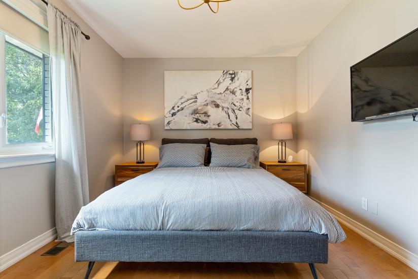 Property listing for 57 Middle Crest Street, Ancaster, ON