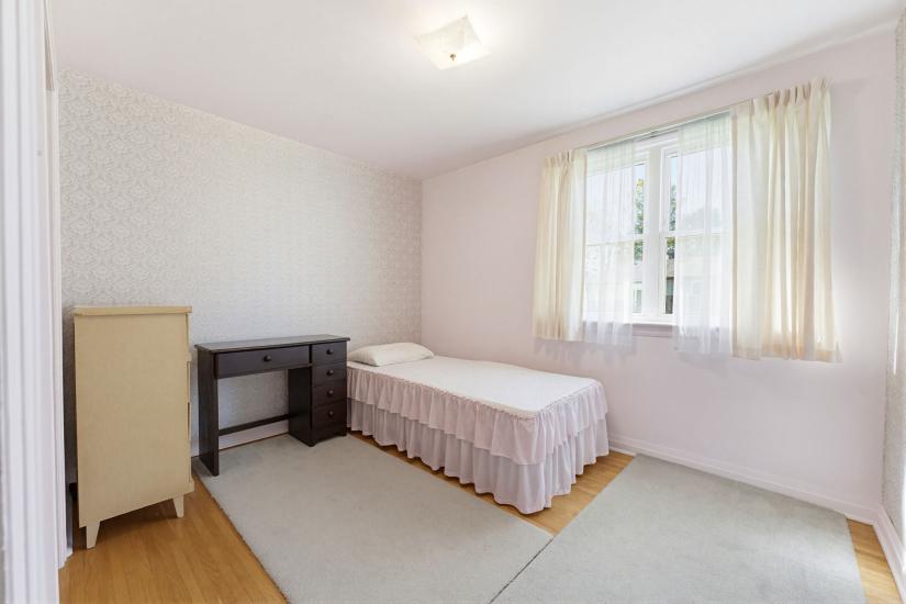 Property listing for 10 Oakley Crt., Ancaster, ON
