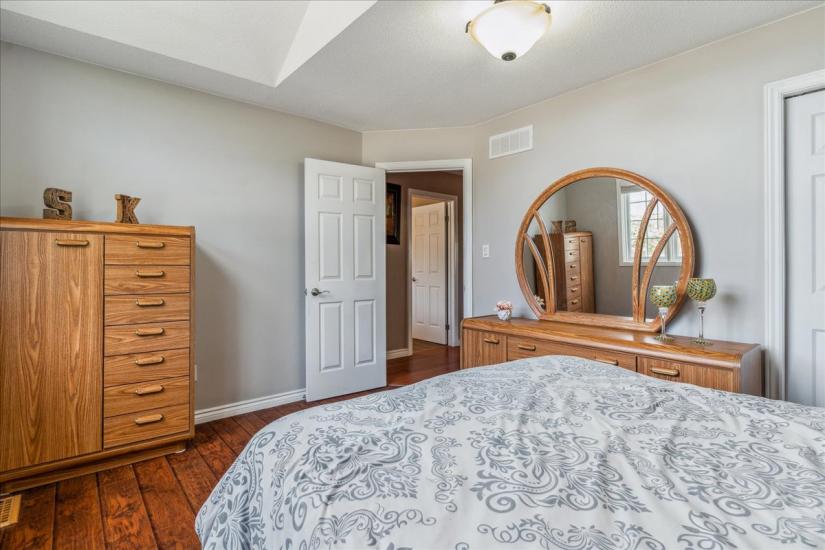 Property listing for 75 Claudette Gate, Hamilton, ON