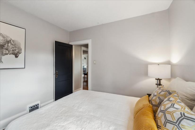 Property listing for 133 Longwood Rd. N., Hamilton, ON