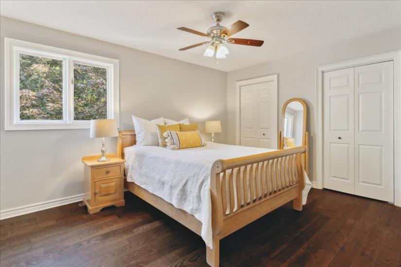 Property listing for 34 Gladiola Dr., Carlisle, ON