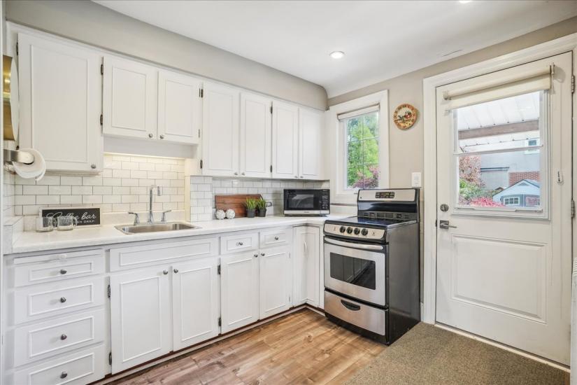 Property listing for 16 Paradise Rd. N., Hamilton, ON