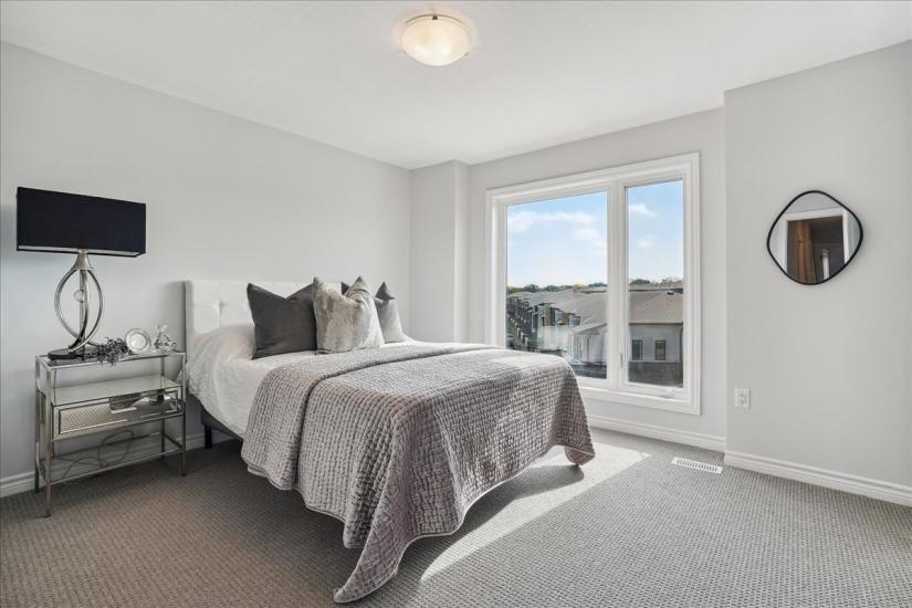 Property listing for 21 Cadwell Lane, Hamilton, ON