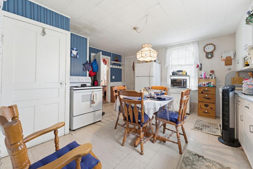 Property listing for 111 Sydenham St., Dundas, ON