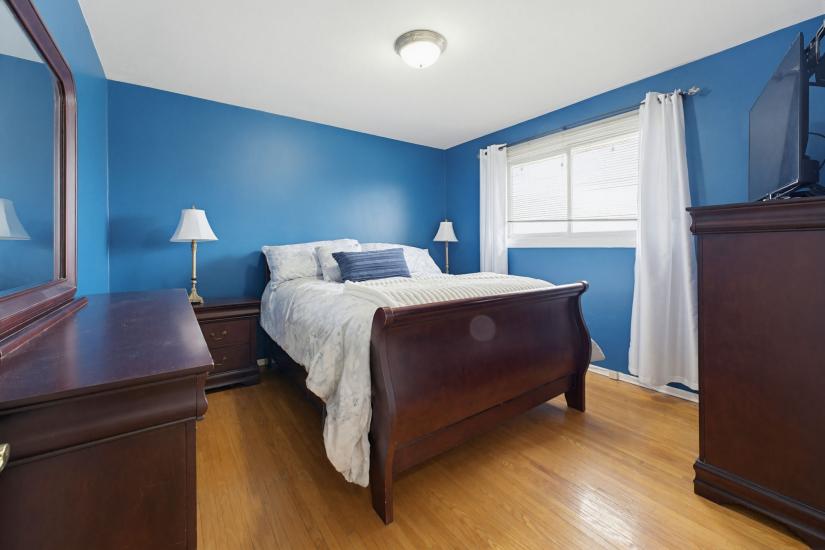 Property listing for 516 Mud St. E., Stoney Creek, ON