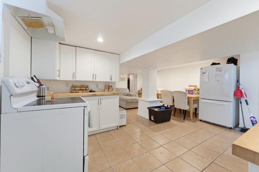 Property listing for 113 Wentworth St. S., Hamilton, ON