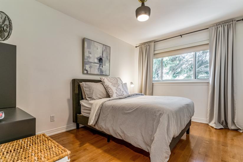 Property listing for 57 Middle Crest Street, Ancaster, ON