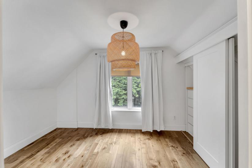 Property listing for 433 Hughson St. N., Hamilton, ON