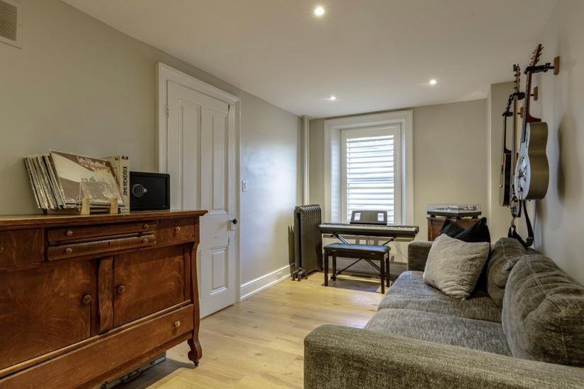Property listing for 982 HWY 8, Stoney Creek, ON
