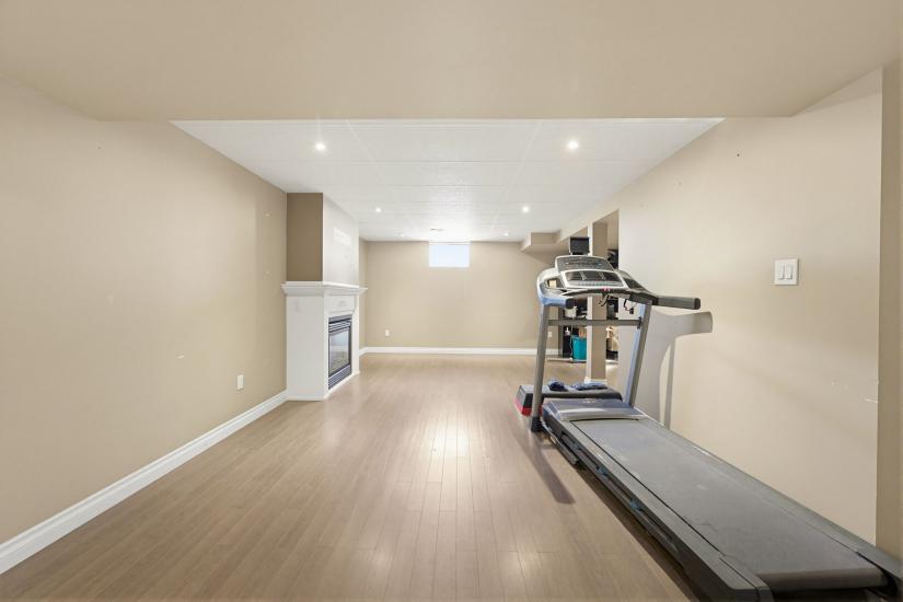 Property listing for 40 Lanza Crt., Hamilton, ON