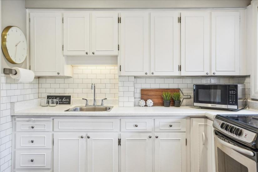 Property listing for 16 Paradise Rd. N., Hamilton, ON
