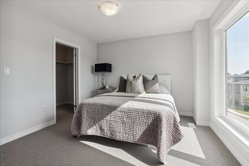 Property listing for 21 Cadwell Lane, Hamilton, ON