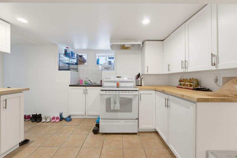 Property listing for 113 Wentworth St. S., Hamilton, ON