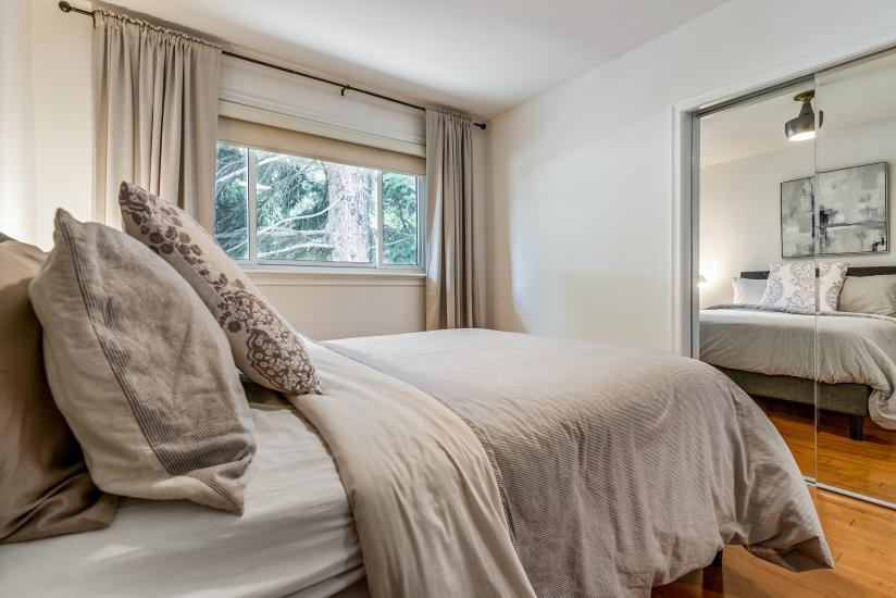 Property listing for 57 Middle Crest Street, Ancaster, ON