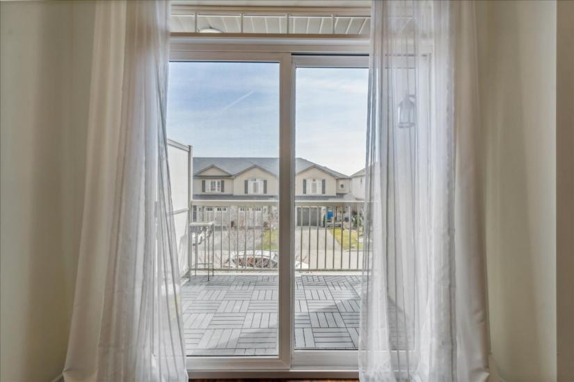 Property listing for 209 Westbank Trail, Hamilton, ON
