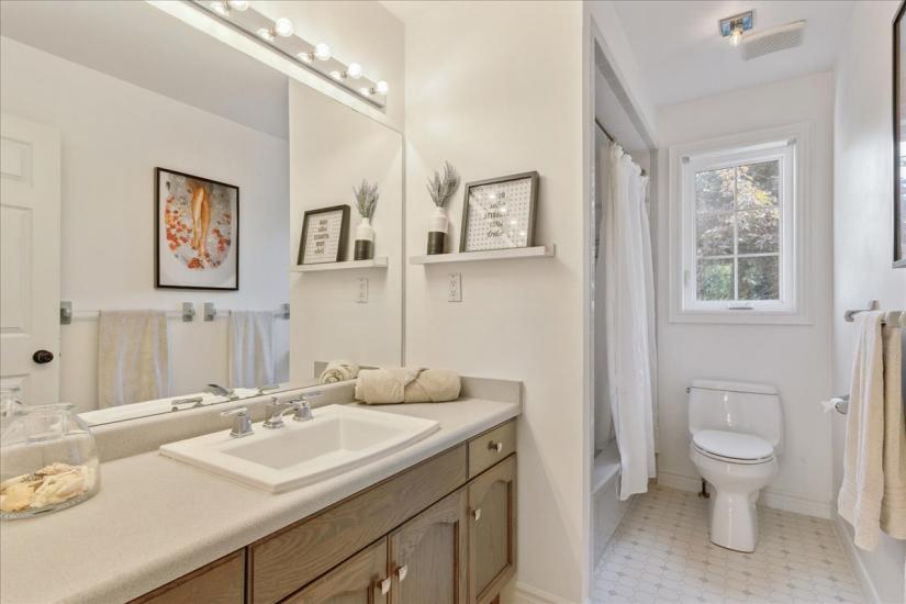 Property listing for 34 Gladiola Dr., Carlisle, ON