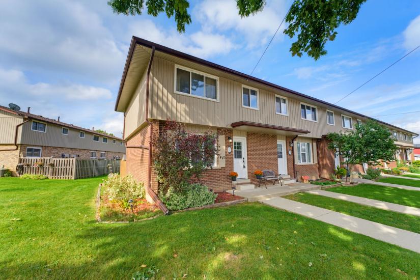 Property listing for 15 Seneca St. S., Cayuga, ON