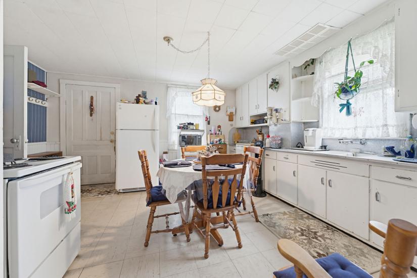 Property listing for 111 Sydenham St., Dundas, ON