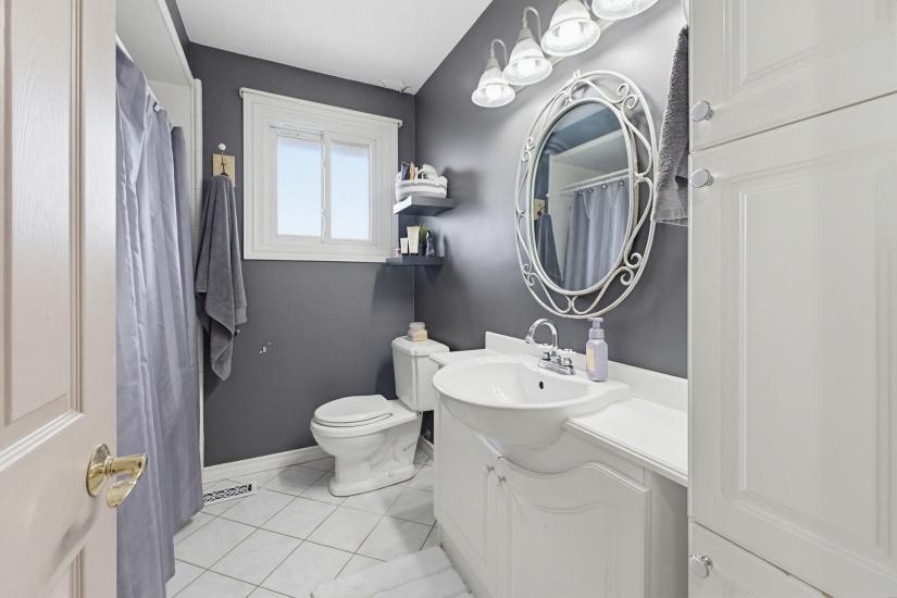 Property listing for 516 Mud St. E., Stoney Creek, ON