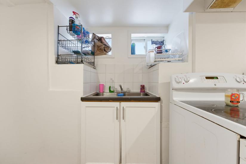 Property listing for 113 Wentworth St. S., Hamilton, ON
