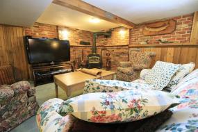 Property listing for 128 York Rd., Dundas, ON