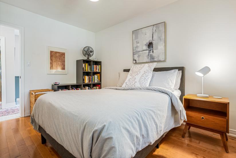 Property listing for 57 Middle Crest Street, Ancaster, ON