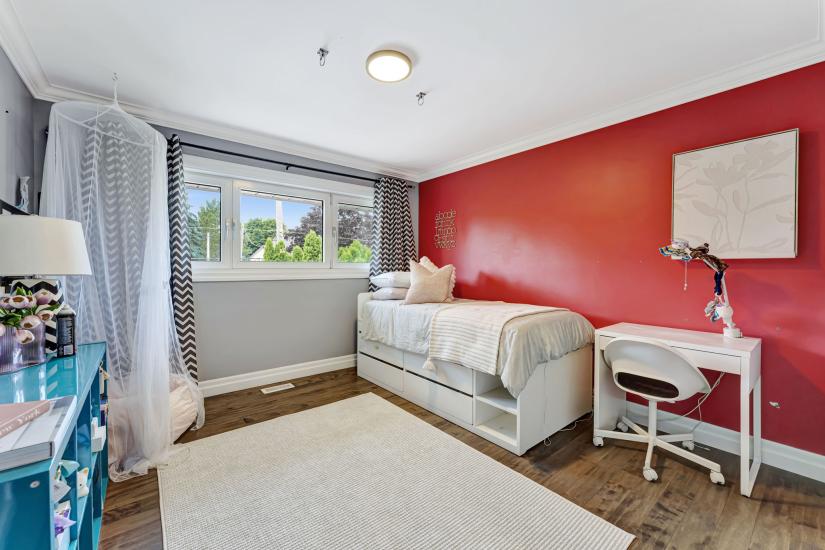 Property listing for 672 Hiawatha Blvd., Ancaster, ON