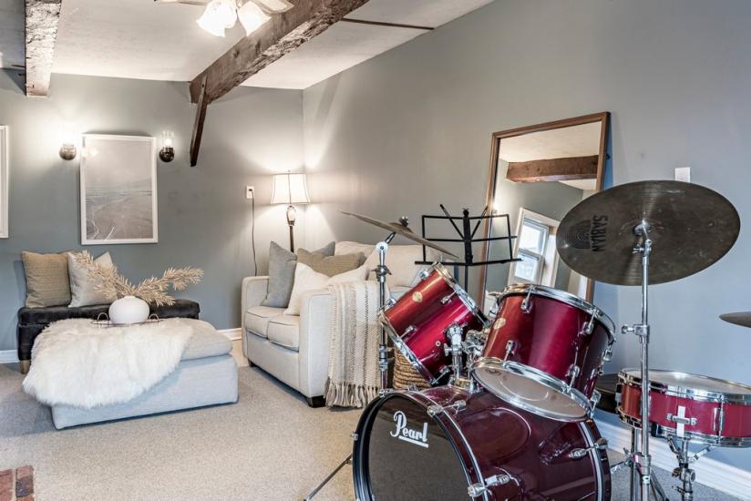 Property listing for 982 HWY 8, Stoney Creek, ON