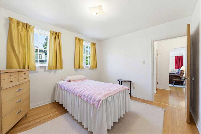 Property listing for 10 Oakley Crt., Ancaster, ON