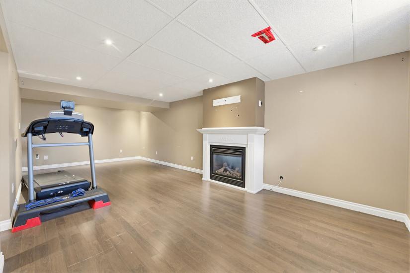 Property listing for 40 Lanza Crt., Hamilton, ON