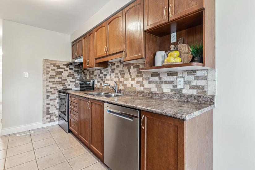 Property listing for 226 Dicenzo Dr., Hamilton, ON