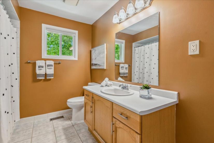 Property listing for 75 Claudette Gate, Hamilton, ON